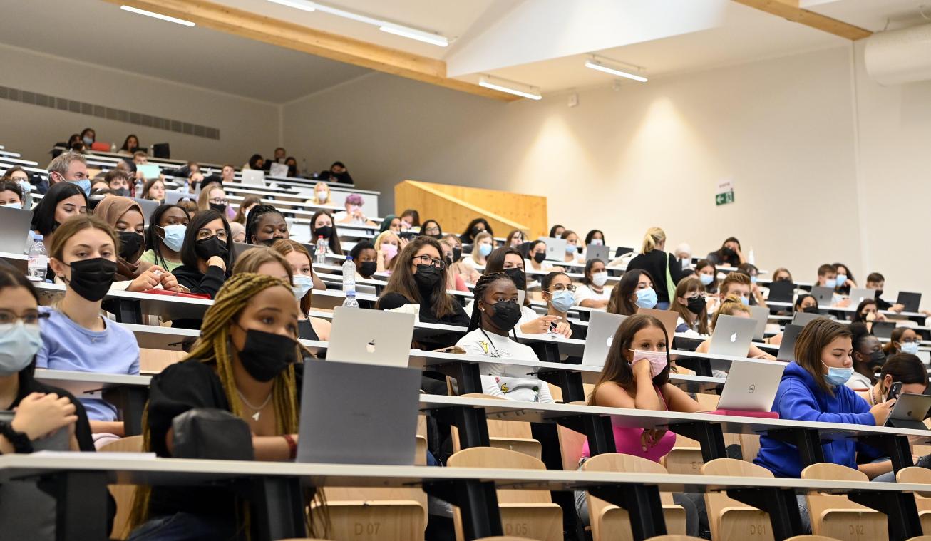 <p>Diese Aufnahme entstand zu Beginn des Studienjahrs 2021-2022 in einem Hörsaal der ULB. Für die Prüfungszeit gelten jedoch Abstandsregeln in allen Räumen.</p>