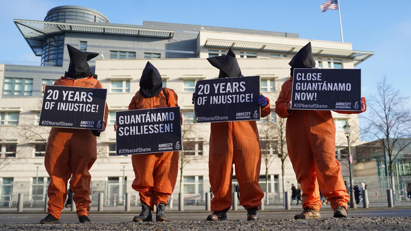 <p>Eine Gruppe Aktivisten von Amnesty International protestierte am Samstag in Berlin für die Schließung von Guantanamo.</p>