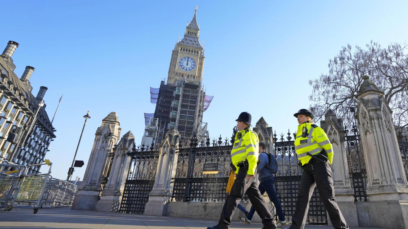 <p>Polizisten gehen am Parlament in Westminster vorbei. Der Amtssitz des Premierministers Johnson hat sich beim Buckingham-Palast für zwei Lockdown-Partys am Vorabend der Beisetzung von Queen-Gemahl Prinz Philip entschuldigt.</p>
