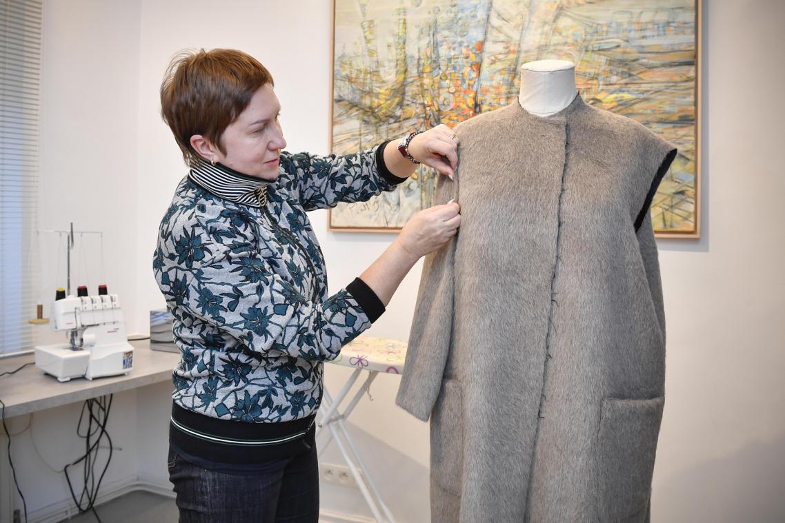 <p>Nathalie Nazarova liebt die Arbeit mit hochwertigen Stoffen. Erst wenn das Kleidungsstück perfekt sitzt, verlässt es das Atelier der gebürtigen Ukrainerin, die 2001 nach Eupen kam.</p>