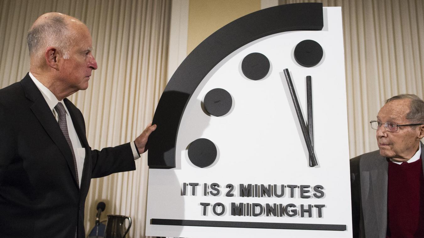 <p>Jerry Brown (links), der ehemalige Gouverneur von Kalifornien, und Ex-US-Verteidigungsminister William Perry enthüllen im Januar 2019 die „Weltuntergangsuhr“, die zwei Minuten vor Zwölf anzeigt.</p>