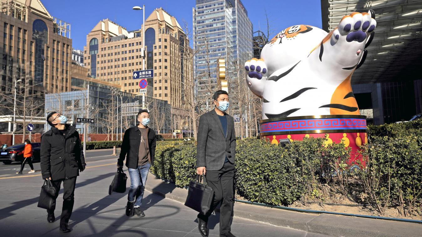<p>Menschen gehen an einer Tigerstatue mit Gesten vorbei, einem chinesischen Tierkreiszeichen für 2022, das in Peking ausgestellt ist. Chinas Wirtschaft ist im abgelaufenen Jahr nach offiziellen Angaben um 8,1 Prozent gewachsen.</p>