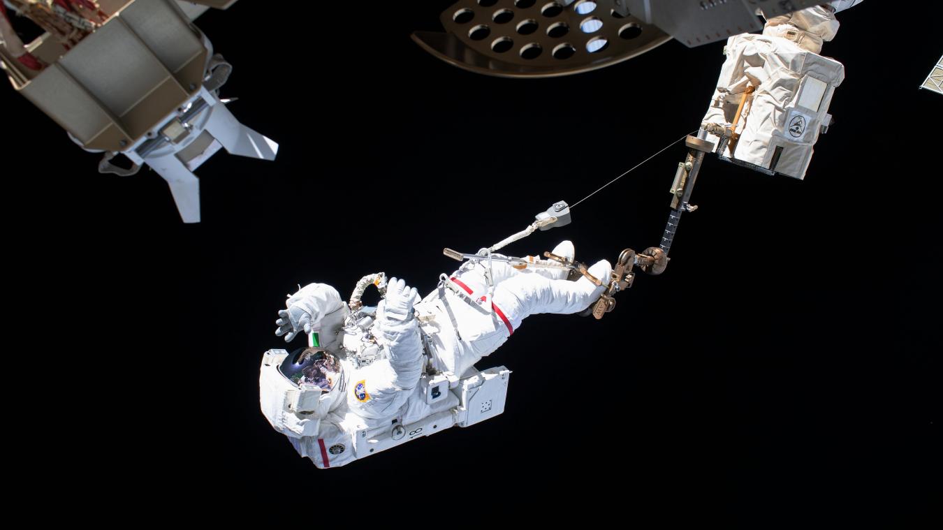 <p>Der ESA-Astronaut Luca Parmitano ist bei einem Außeneinsatz an der Internationalen Raumstation ISS über den Roboterarm Canadarm2 gesichert.</p>