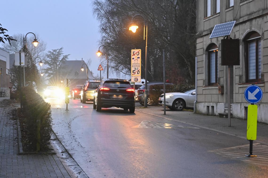 <p>Künftig wird das Halten und Parken an der Schule in Lontzen nur noch abends/nachts und am Wochenende gestattet sein.</p>
