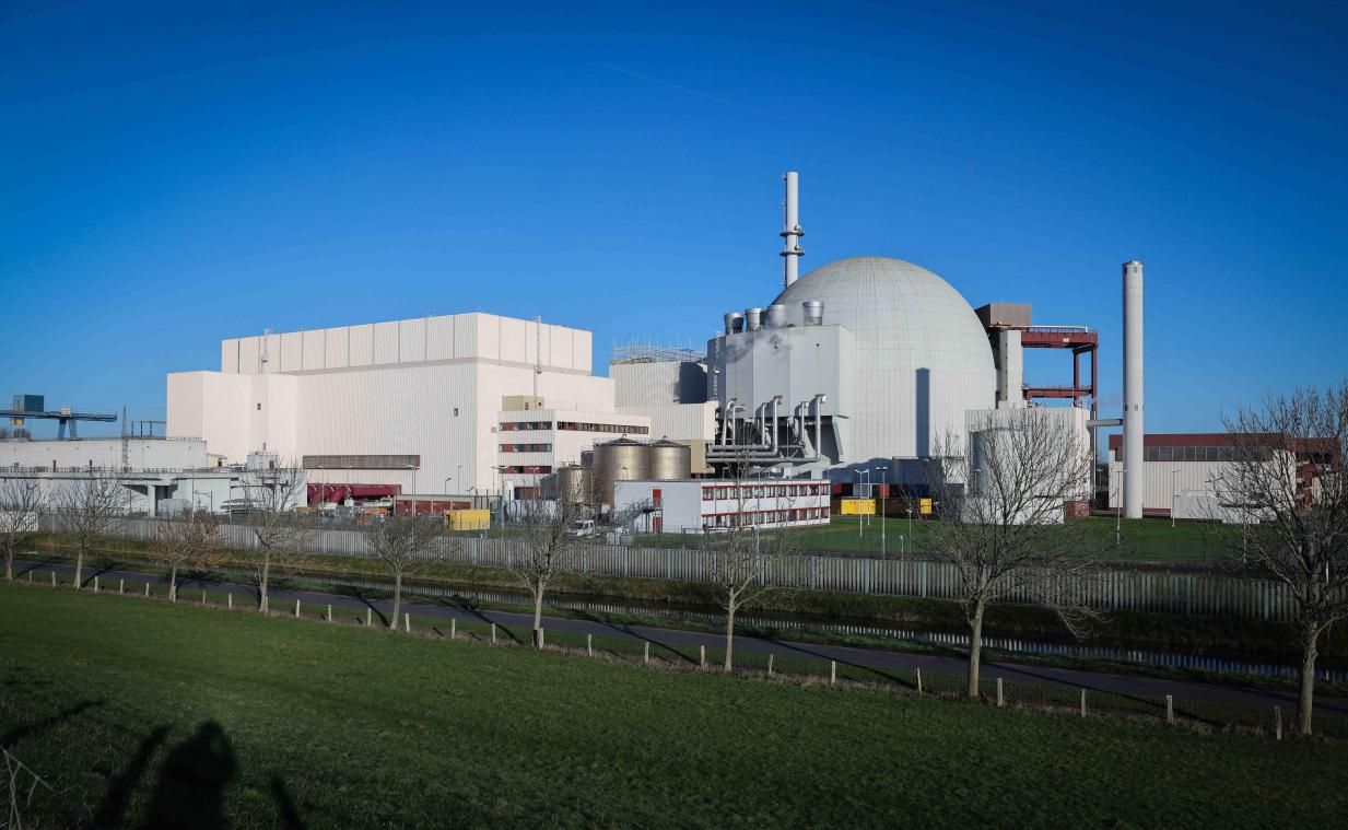 <p>Das Atomkraftwerk Brokdorf wurde Ende 2021 vom Netz genommen. Dafür laufen nach wie vor zahlreiche Kohlekraftwerke in Deutschland, so dass heute Deutschland mit großem Abstand der größte CO2-Produzent in der EU ist. Frankreich kommt, nicht zuletzt dank Atomkraftwerken, auf ungefähr die Hälfte.</p>