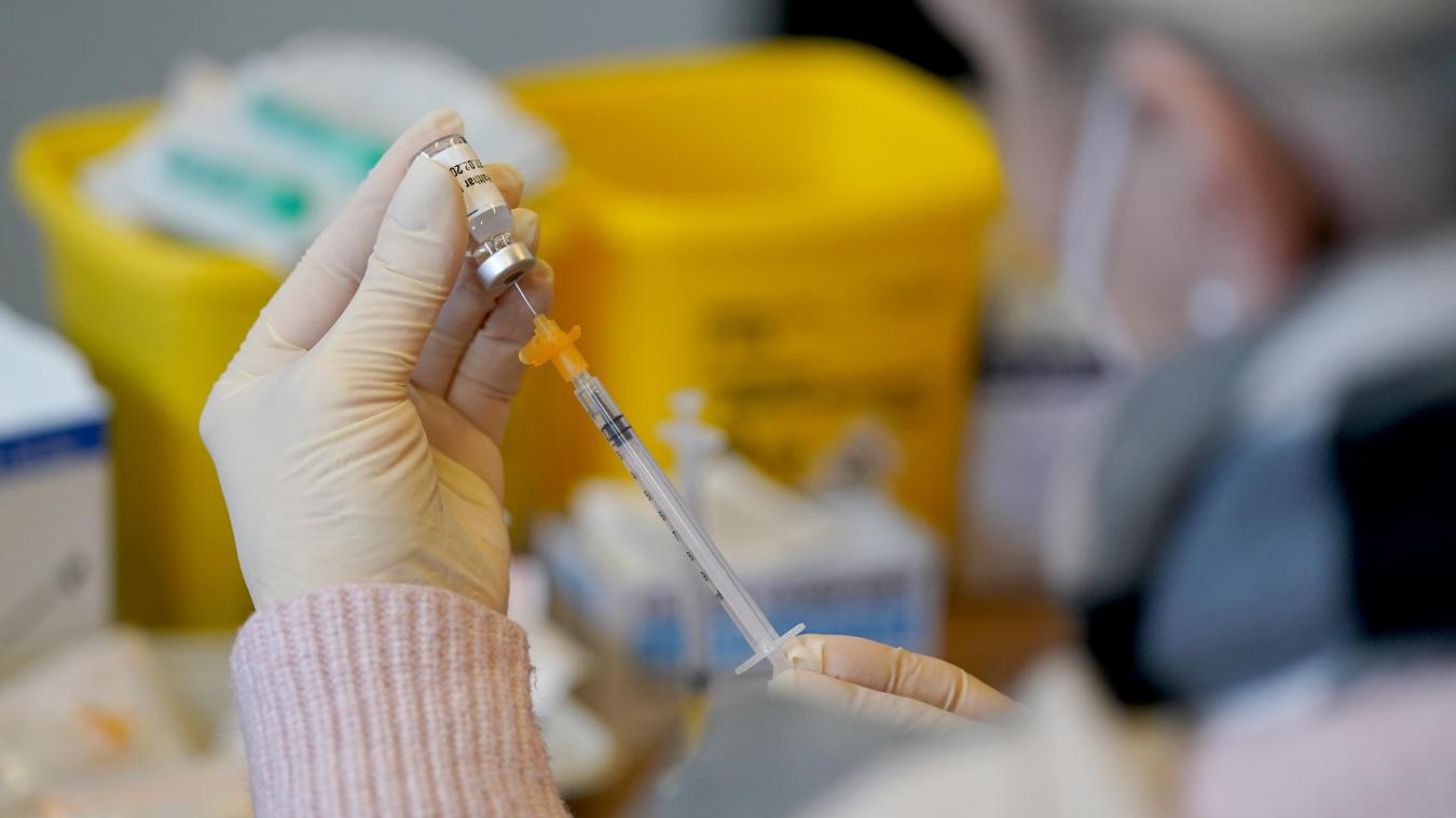 <p>Ein Labor in Südafrika entwickelt einen eigenen mRNA-Impfstoff gegen Corona. Er soll ärmere Ländern schneller und günstiger mit Impfstoff versorgen.</p>