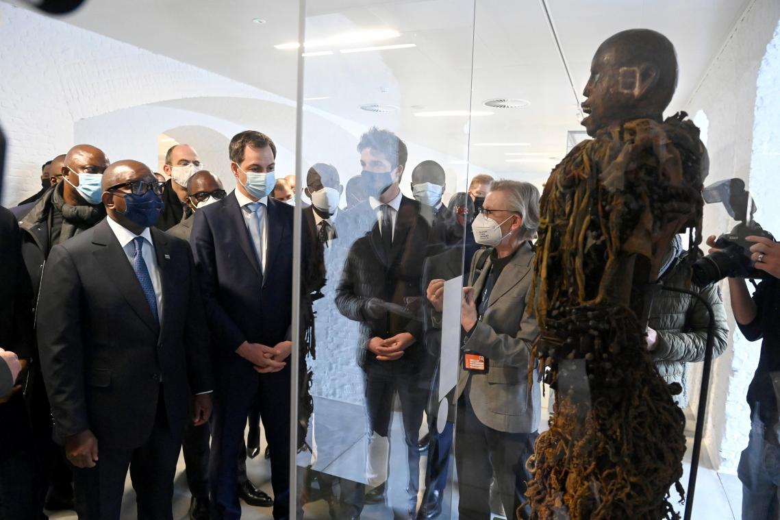 <p>Premierminister Alexander De Croo (m.), der kongolesische Premier Jean-Michel Sama Lukonde (l.) und Staatssekretär Thomas Dermine (r.) betrachten die Nkisi-Nkonde-Statue im AfrikaMuseum in Tervuren.</p>