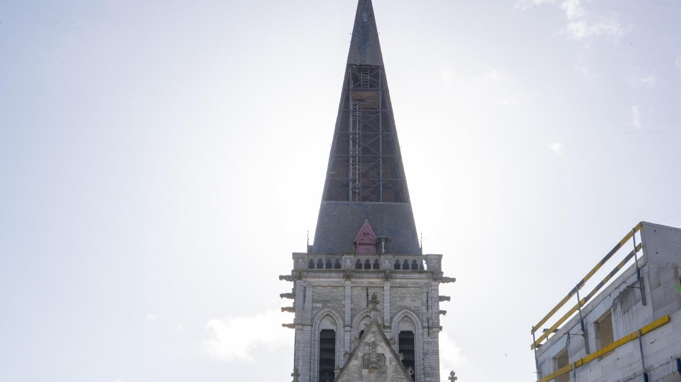 <p>In der flämischen Gemeinde Asse drohte der Dachstuhl des Kirchturms einzustürzen.</p>