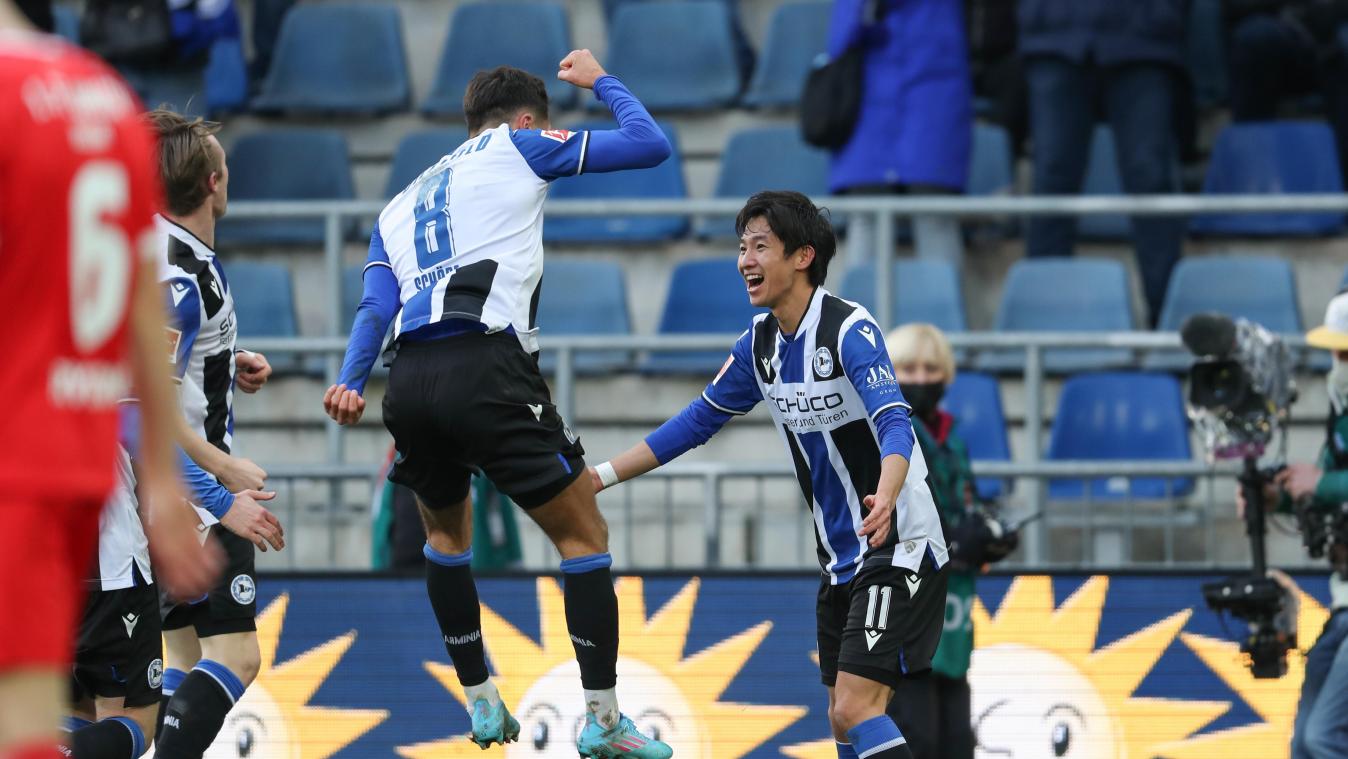 <p>Bielefelds Torschütze Masaya Okugawa (r) feiert seinen Treffer zum 1:0 mit Alessandro Schöpf (l).</p>