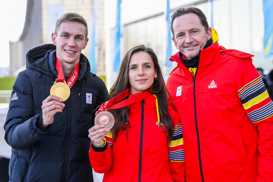 <p>BOIK-Präsident Jean-Michel Saive (rechts) am Abschlusstag der Olympischen Winterspiele mit den beiden belgischen Medaillengewinnern Bart Swings (Gold) und Hanne Desmet (Bronze).</p>
