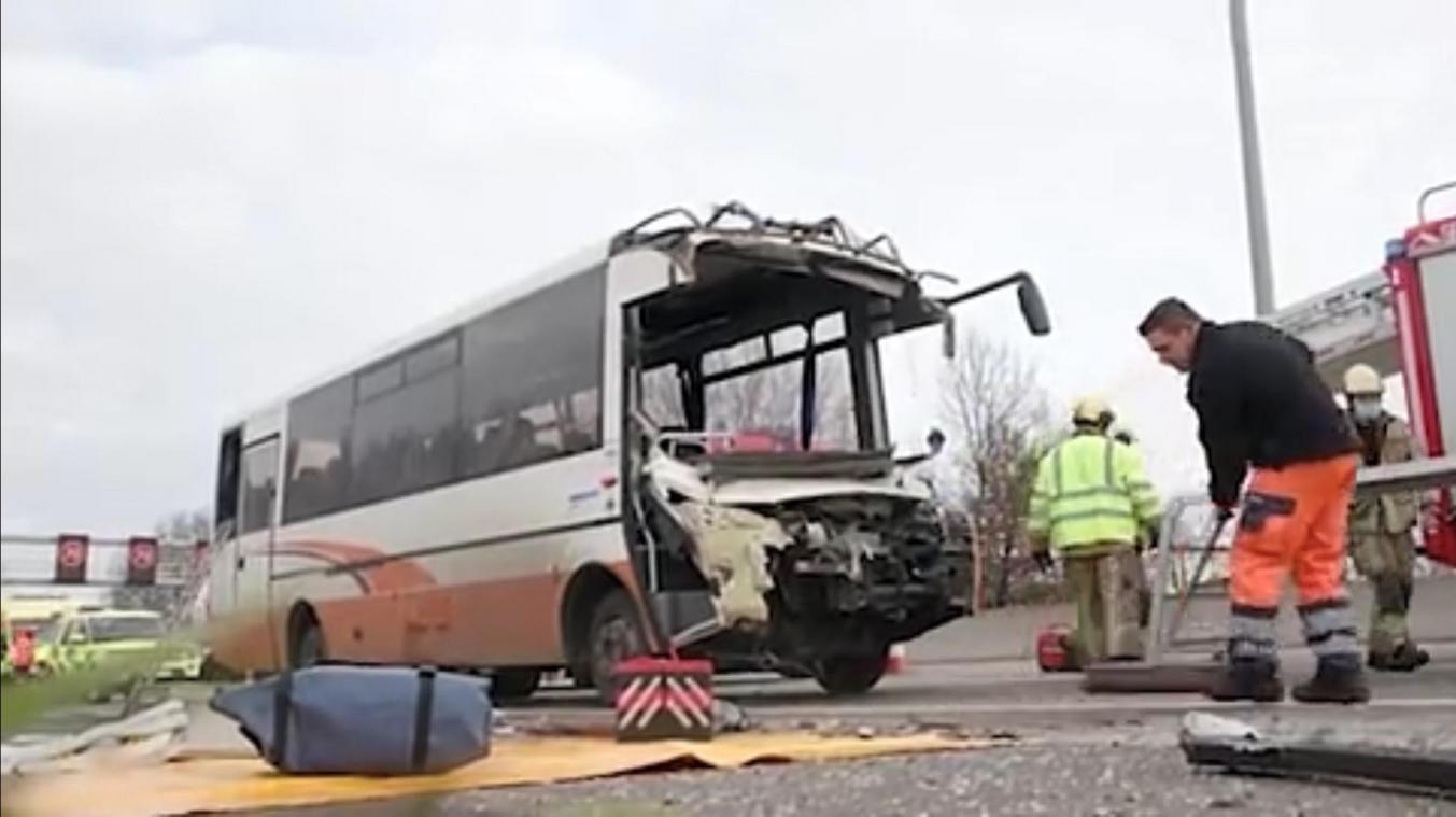 <p>Schulbus verunglückt schwer auf der E313 in Lummen</p>
