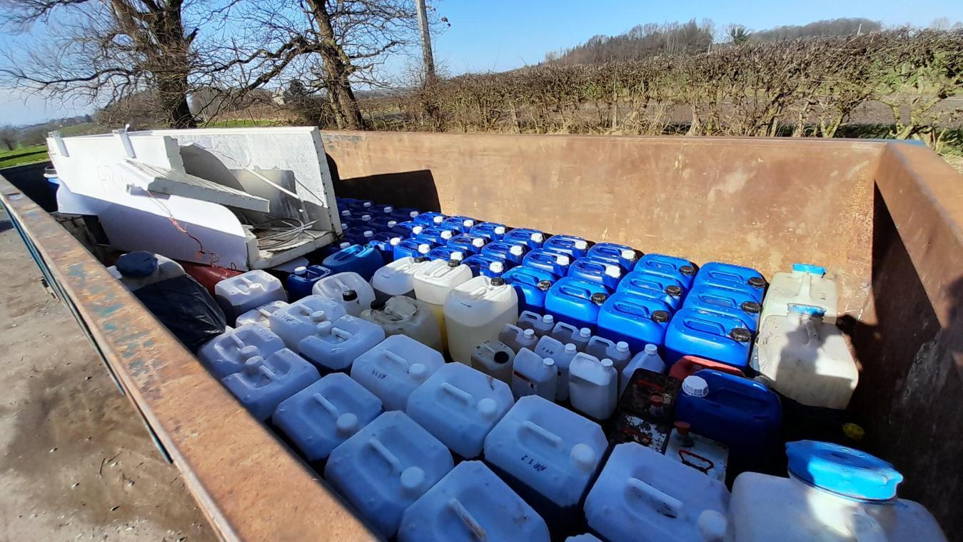 <p>De gefundenen Chemikalien werden vorübergehend in einem Container gelagert.</p>