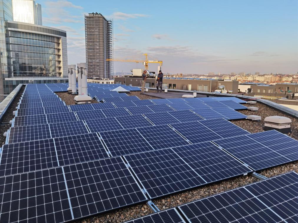 <p>Als Stromproduzent, hier eine errichtete Fotovoltaikanlage in Brüssel, bleibt Energie 2030 weiter aktiv.</p>