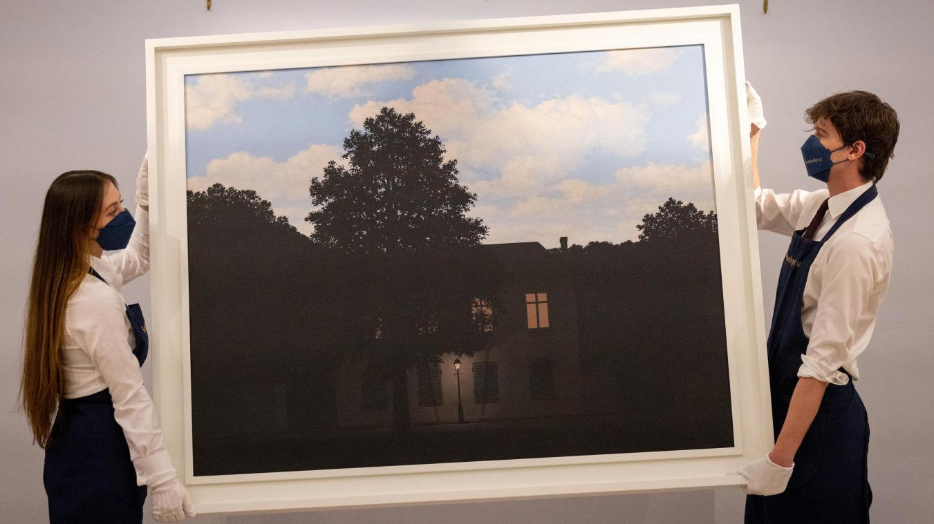 <p>Mitarbeiter des Auktionshauses mit Magritte’s Meisterwerk „L'empire des lumières“</p>
