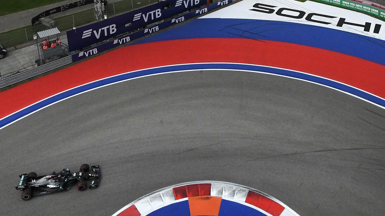 <p>ewis Hamilton aus Großbritannien von Team Mercedes steuert sein Auto auf der Rennstrecke beim 1. Qualifying zum Grand Prix von Russland.</p>