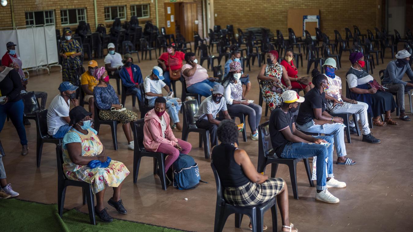 <p>Südafrika ist eine positive Ausnahme auf dem afrikanischen Kontinent. Hier warten Menschen auf die Fertigstellung ihres Impfausweises in einer Halle in Orange Farm. Afrika fordert die Patentfreigabe der Corona-Impfstoffe..</p>
