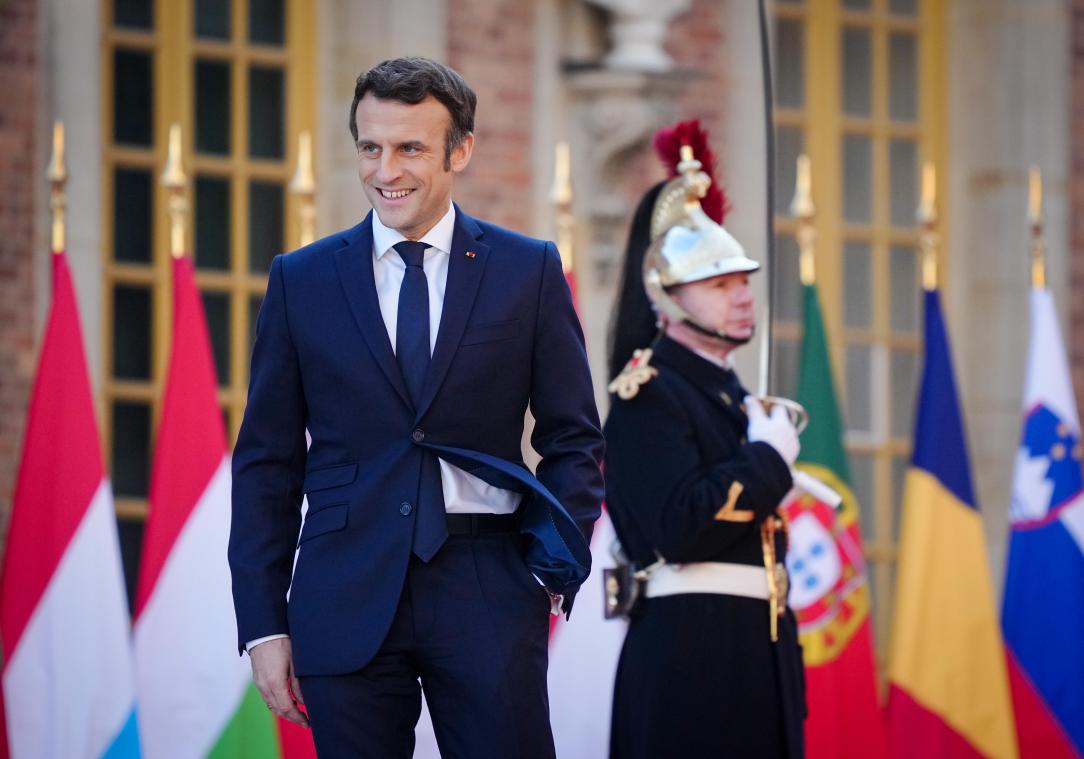 <p>Ein wenig weniger Pomp als das Schloss von Versailles hätte auch als Kader für einen EU-Gipfel gereicht, in dessen Mittelpunkt die Ukraine steht, aus der gerade Menschen vor Putins Bomben flüchten. Doch Emmanuel Macron (im Bild) geht es primär um ein Signal an die Franzosen und seine Wiederwahl.</p>