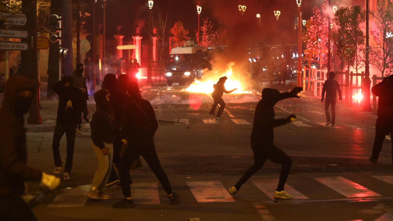 <p>Auf der französischen Mittelmeerinsel Korsika kommt es seit rund einer Woche zu Demonstrationen und Ausschreitungen, nachdem der korsische Separatist Yvan Colonna im Gefängnis im südfranzösischen Arles von einem Mitgefangenen angegriffen und lebensgefährlich verletzt worden war.</p>