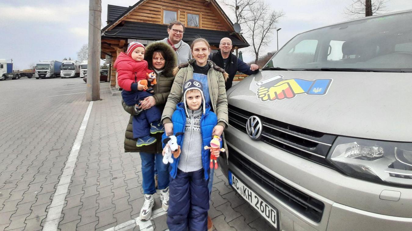 <p>Wolfgang Haugg (hinten links) hat auf der Rückfahrt von Przemysl nach Belgien zwei Schwestern und deren Kinder mitgenommen.</p>