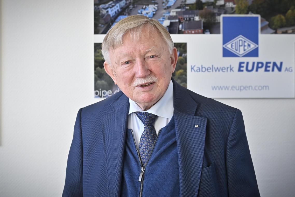 <p>Erich Thönnes in einem Versammlungsraum des Eupener Kabelwerks, für das er seit über sechs Jahrzehnten beruflich tätig ist. Der 90-Jährige beabsichtigt nach wie vor nicht, in den Ruhestand zu gehen.</p>