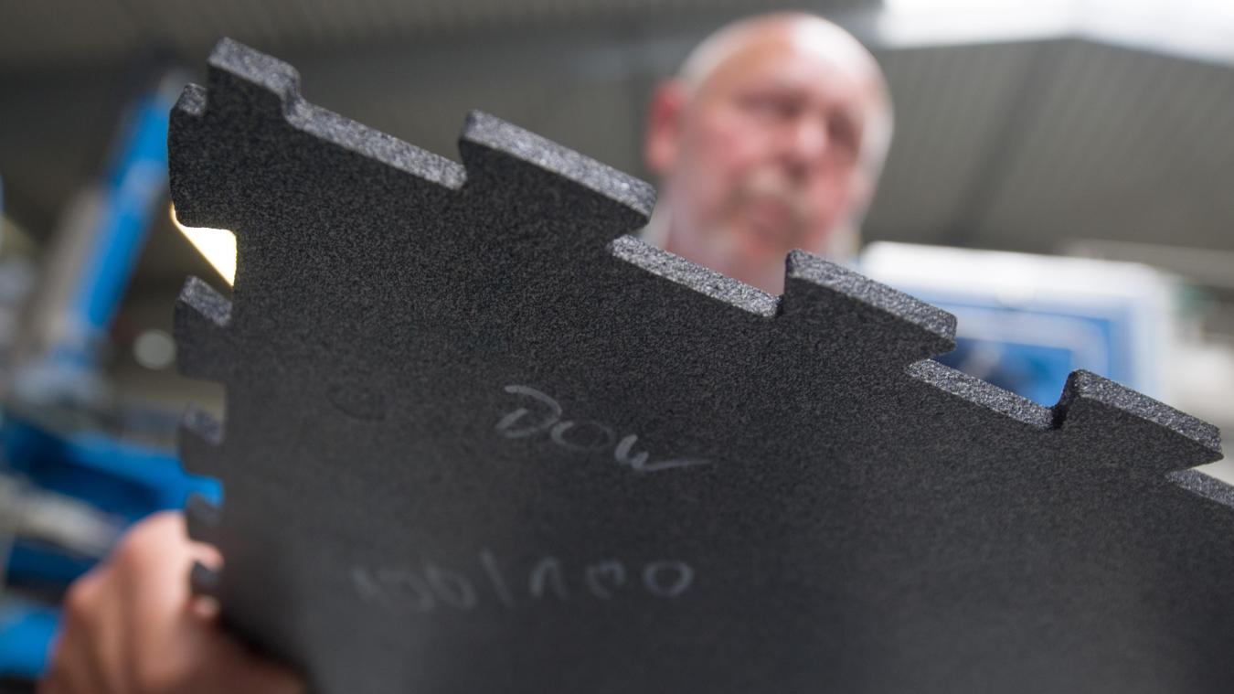 <p>Diese Gummimatte ist aus Altreifen hergestellt worden.</p>