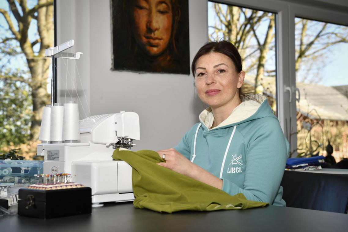 <p>Tatiana Sereda, Eupenerin mit russischen Wurzeln, näht T-Shirts, um Geld für die Ukraine zu sammeln.</p>