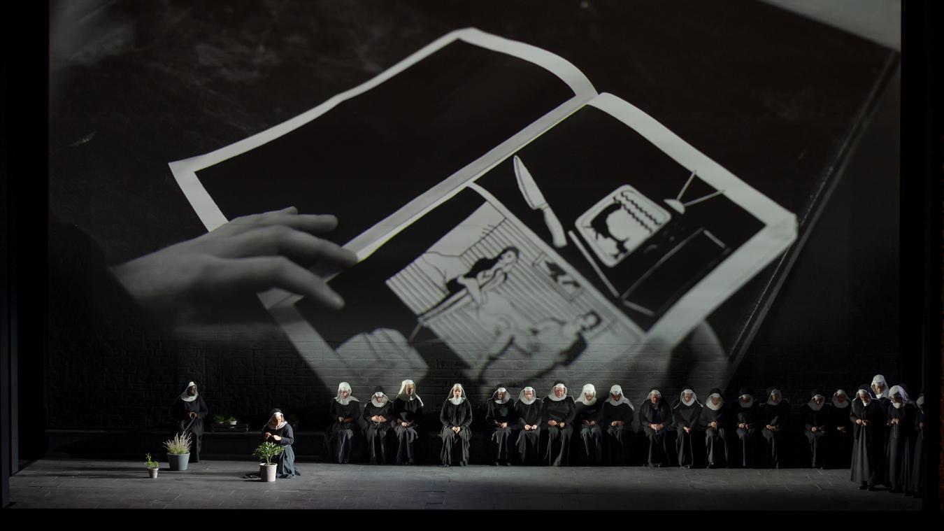 <p>Das Ensemble von Il trittico auf der Bühne der Brüsseler La Monnaie</p>