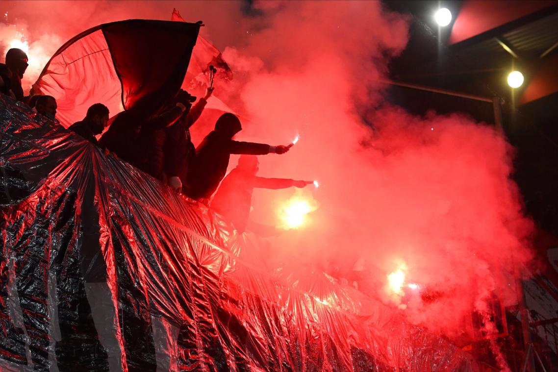 <p>Ein Wurfgeschoss aus den Reihen der Fans von Standard Lüttich verletzte im November 2019 einen Zuschauer im Stadion der AS Eupen.</p>