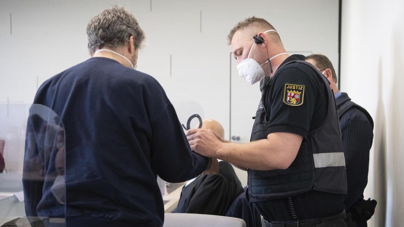 <p>Der Angeklagte wird in Handschellen in den Gerichtssaal gebracht.</p>