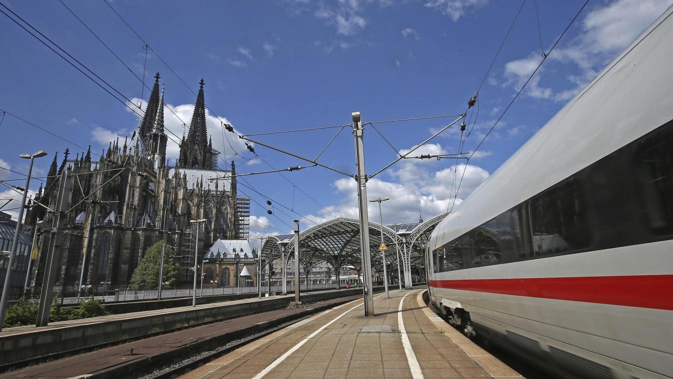 <p>Ein Zug fährt aus Richtung Hauptbahnhof am Dom vorbei. Ein Verein fordert, dass der Bahnhof umziehen soll, den Platz am Dom anders zu nutzen.</p>