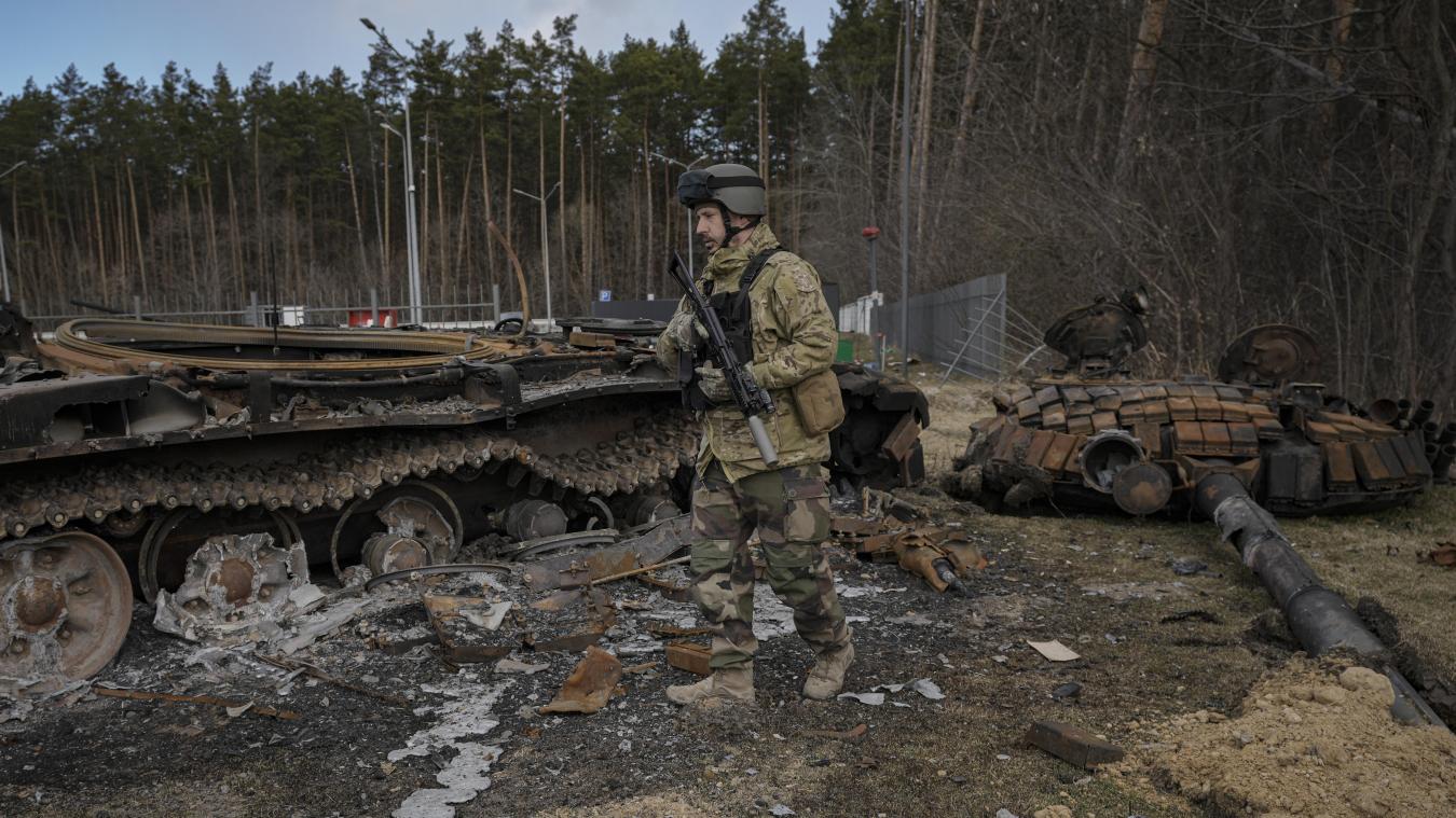 <p>Ein ukrainischer Soldat geht an dem Wrack eines russischen Panzers vorbei. Der ukrainische Präsident Selenskyj bat die westlichen Staaten erneut um Kampfjets und Panzer zur Verteidigung gegen das russische Militär.</p>