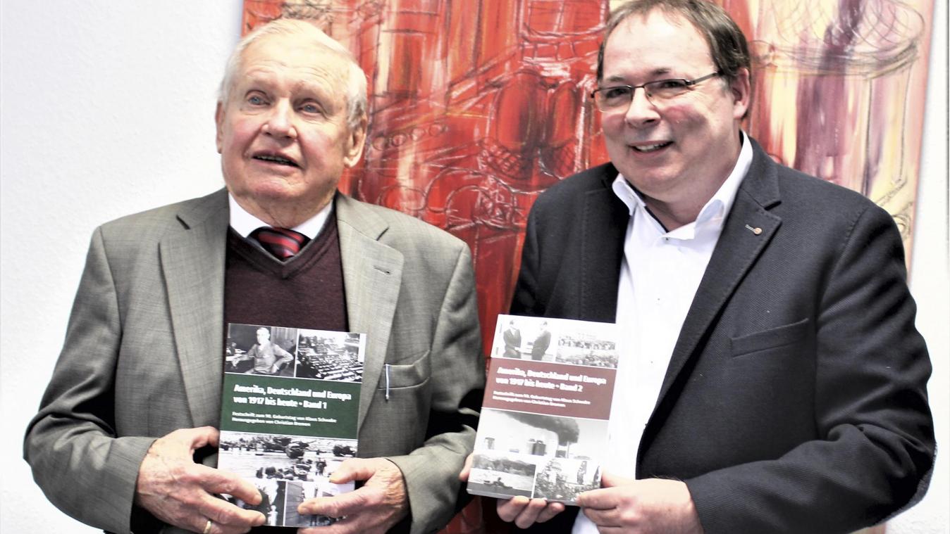 <p>Zum 90. Geburtstag von Klaus Schwabe (links) machte Christian Bremen (rechts) dem Professor eine zweibändige Festschrift zum Geschenk.</p>