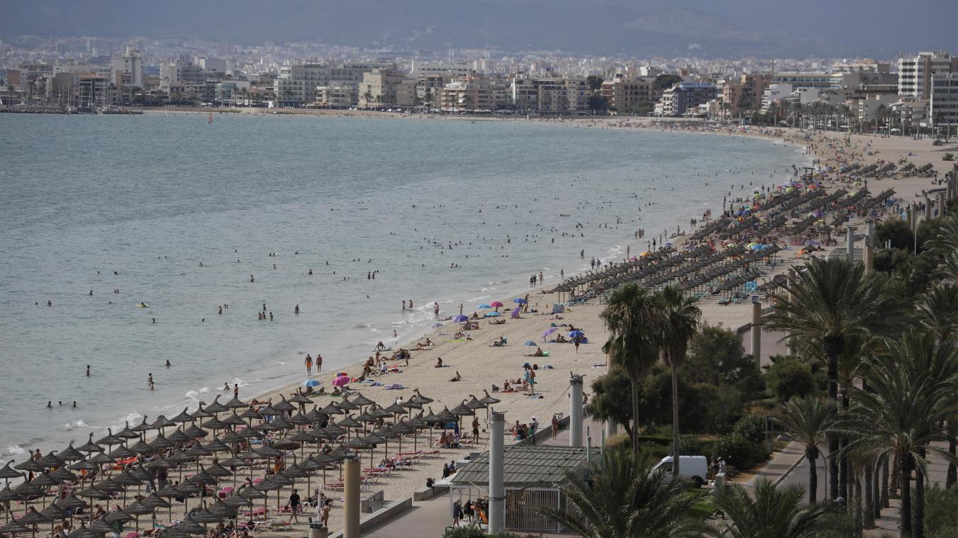 <p>Urlauber entspannen am Strand von Arenal auf Mallorca.</p>