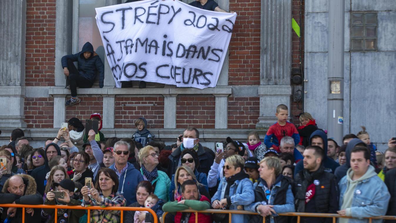 <p>Am vergangenen Sonntag wurde beim Karneval in La Louvière während einer Trauerminute den Opfern von Strépy gedacht.</p>