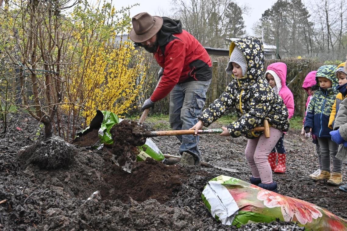 <p>Garten- und Landschaftsbauer Alexander Hardt zeigte den Kindern, wie gepflanzt wird und erklärt den Unterschied zwischen Humus und Erde.</p>