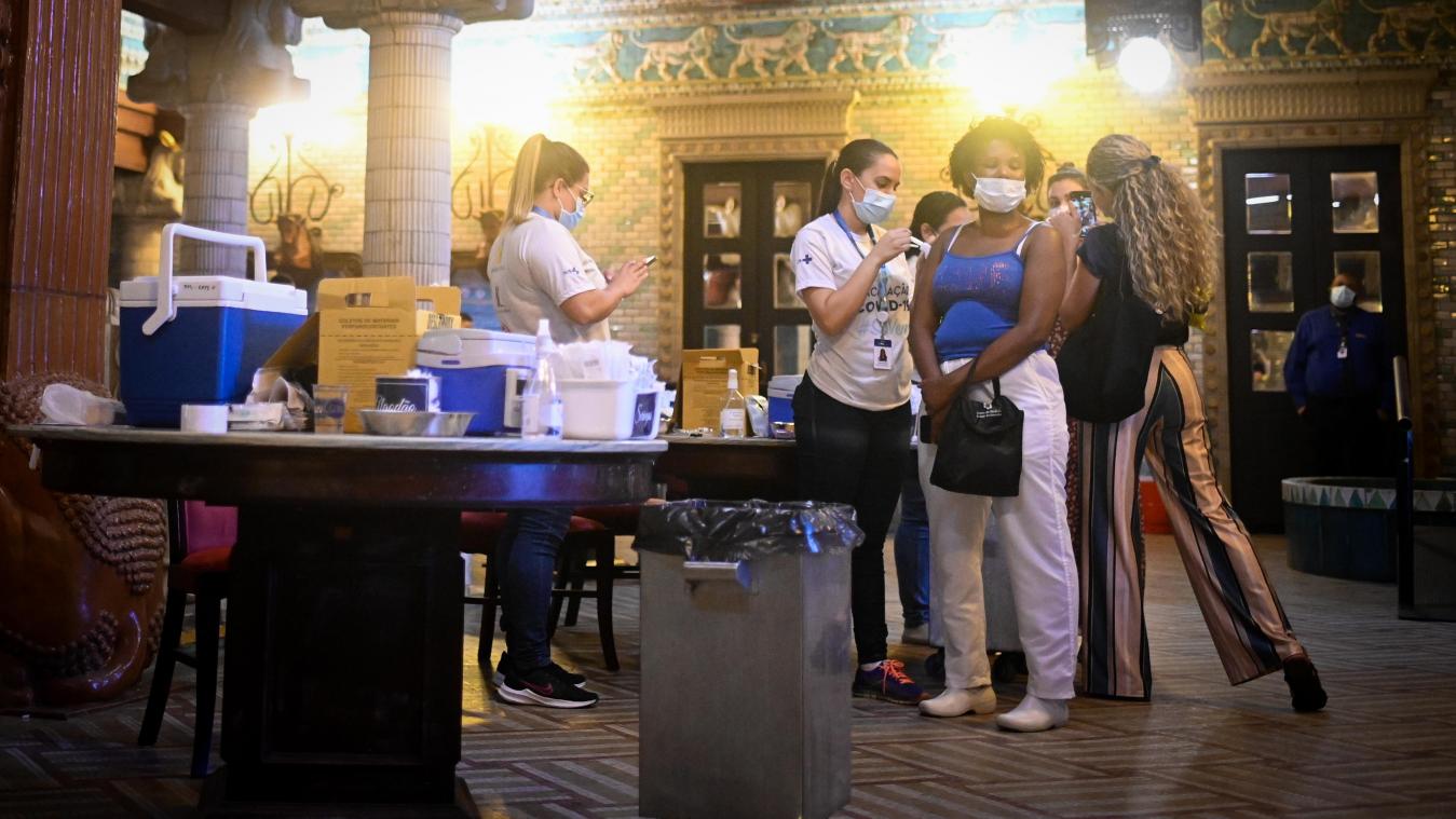 <p>Ein Mitarbeiter des Gesundheitswesens verabreicht einer Frau im Stadttheater von Rio de Janeiro, in dem sich eine Impfstelle befindet, eine Dosis des Impfstoffs gegen Covid-19.</p>