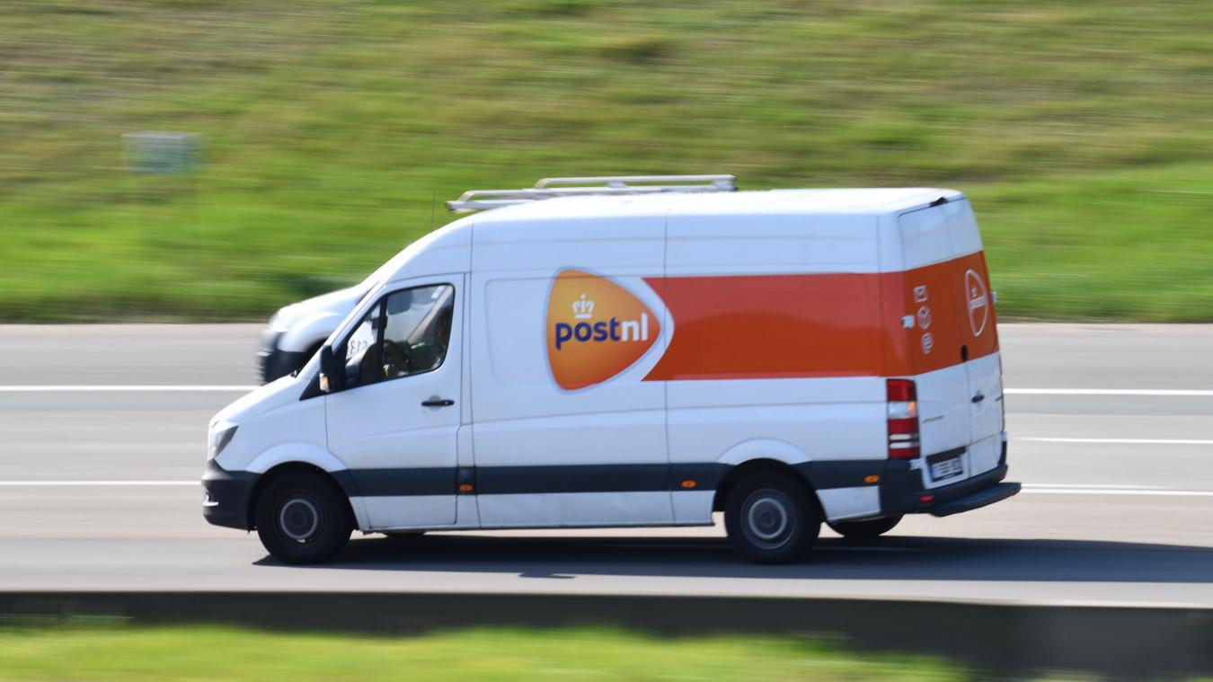 <p>Ein Wagen von PostNL fährt auf dem Brüsseler Ring</p>