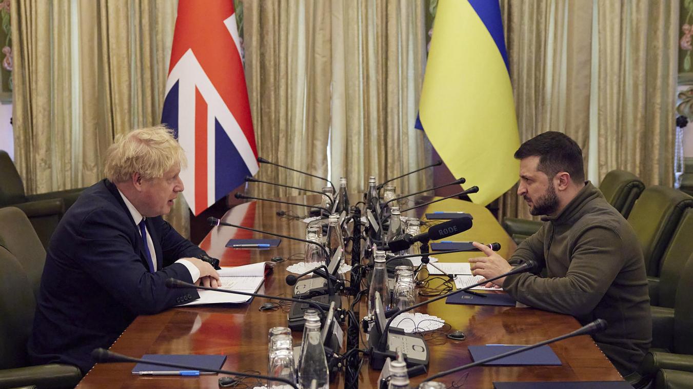<p>Wolodymyr Selenskyj (rechts), Präsident der Ukraine, spricht mit Boris Johnson, Premierminister von Großbritannien, während eines gemeinsamen Treffens.</p>