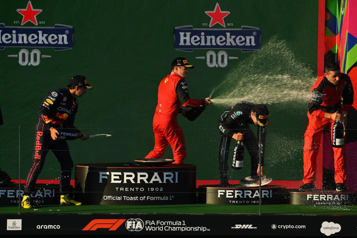 <p>Charles Leclerc (2.v.l) aus Monaco von Team Ferrari feiert seinen Sieg beim Großen Preis von Australien 2022 auf dem Albert Park Grand Prix Circuit.</p>