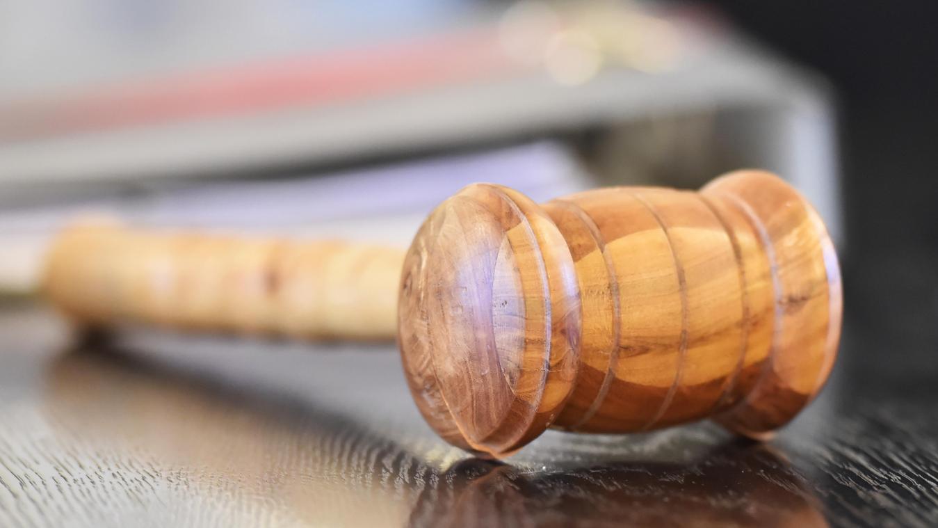 <p>Reißaus mit dem Polizeiwagen genommen</p>
