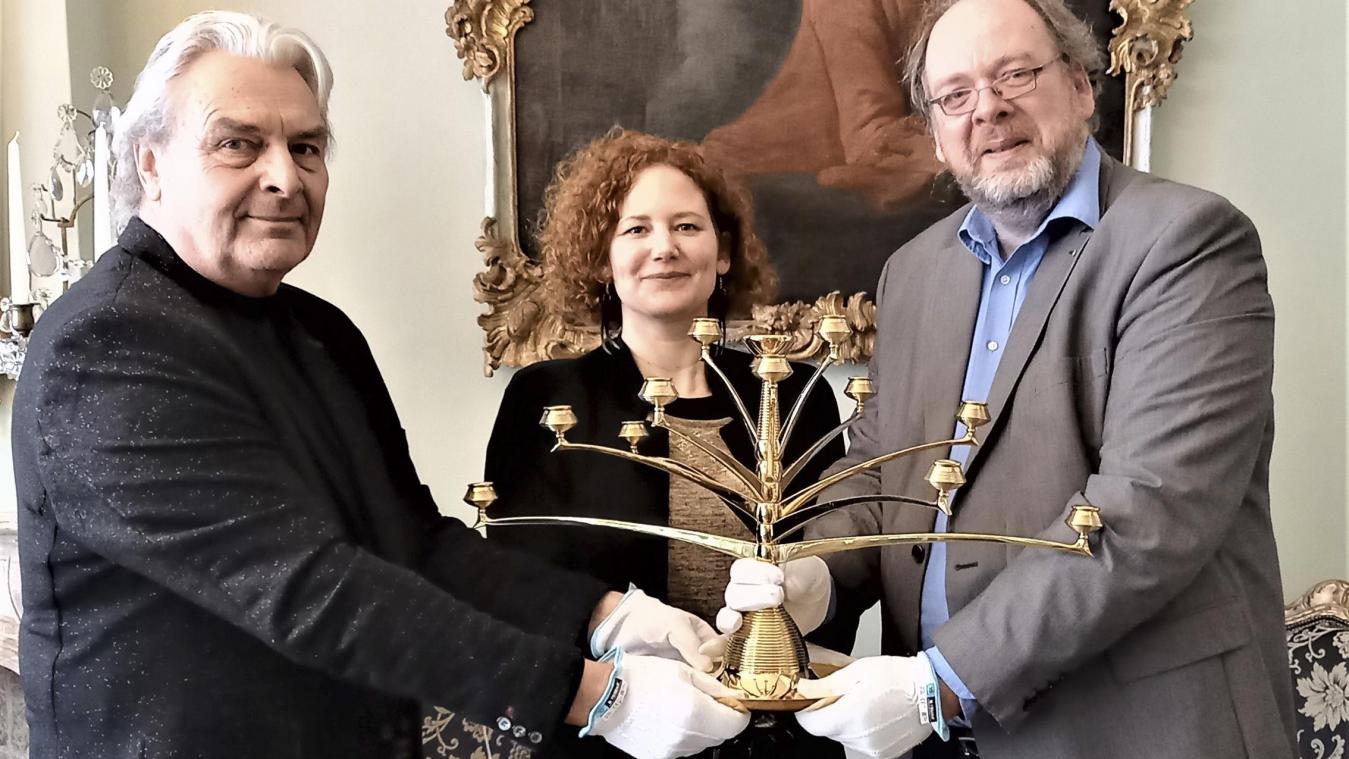 <p>Stolz präsentieren Knud Schöbe, Carmen Roebers und Frank Pohle (von links) diesen 13-flammigen drehbaren Leuchter.</p>
