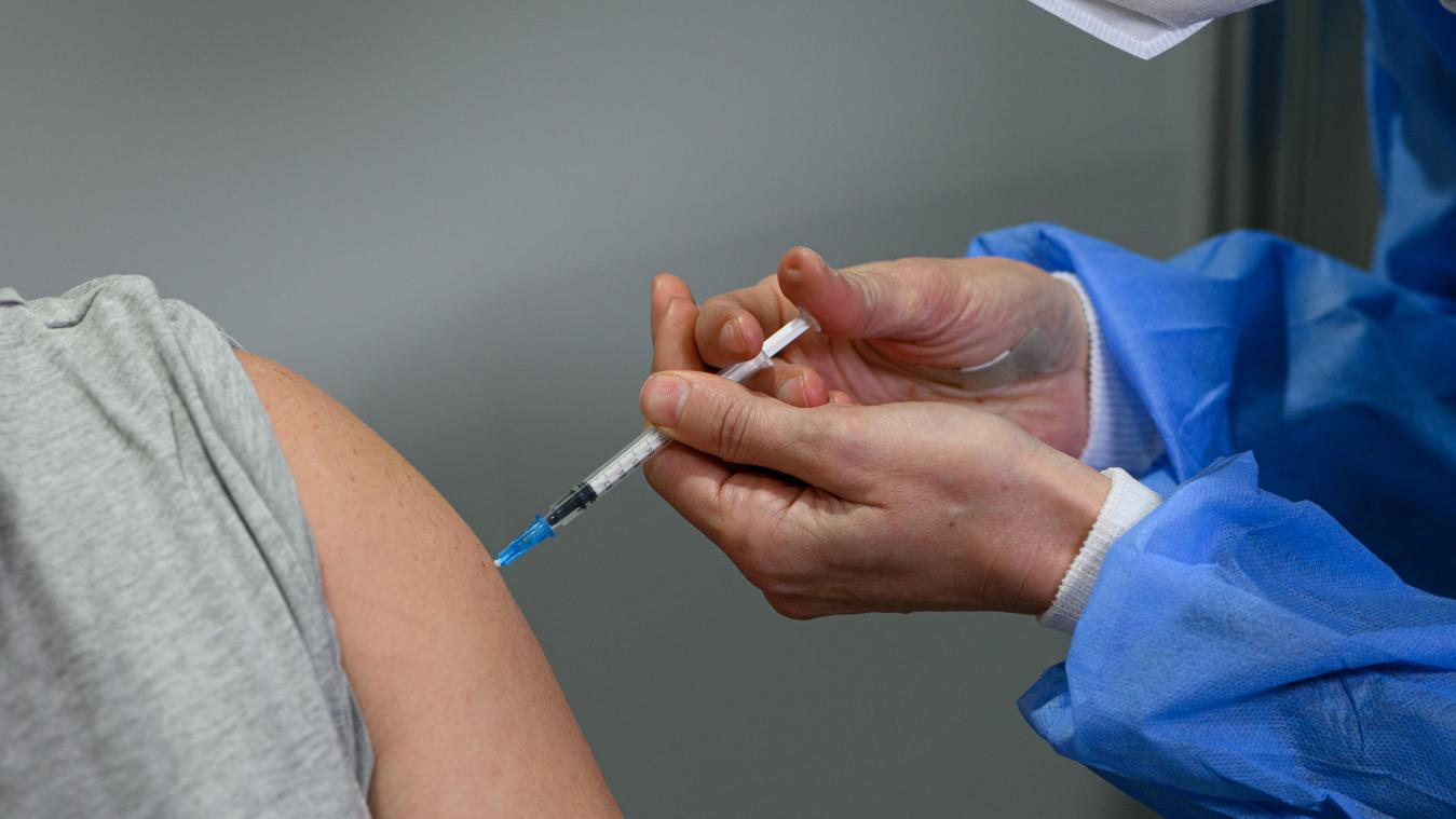 <p>Ein „Impfling“ lässt sich in einem Impfzentrum mit dem Corona-Impfstoff von Novavax impfen.</p>