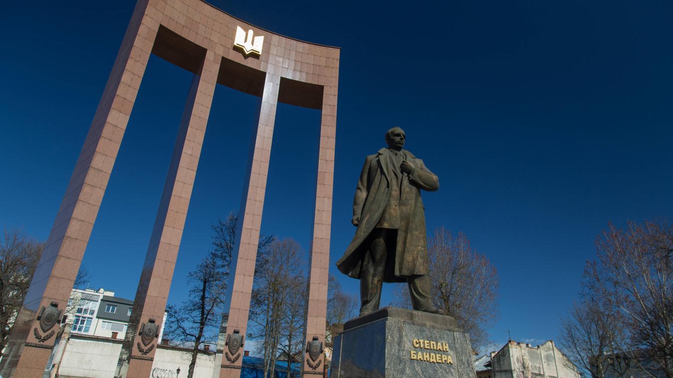 <p>Eine Statue des ukrainischen Nationalisten Stepan Andriiovytch Bandera steht in der Provinz Kalusch in der West-Ukraine.</p>