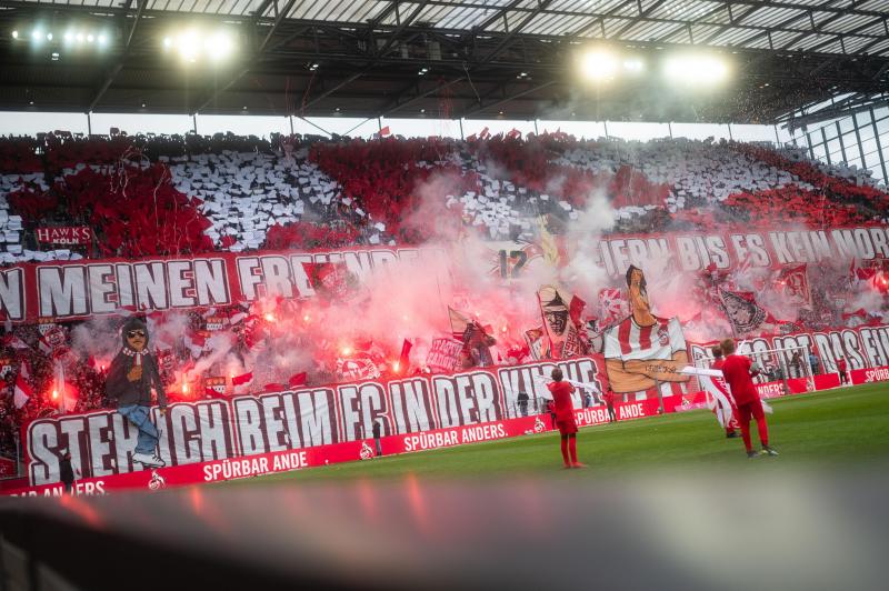 <p>Fans des FC Köln zeigten vor der Partie eine Choreo und brannten Bengalos ab.</p>