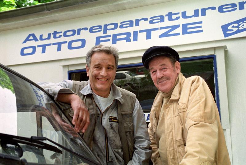 <p>Michael Degen (links) als Autowerkstatt-Besitzer Otto Fritze und Herbert Köfer (rechts) als Senior-Chef Ede Kahlke bei Dreharbeiten zur ARD-Serie Auto Fritze.</p>