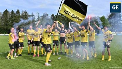 <p>Noch gegen zwei Titelaspiranten: Raeren in der Schiri-Rolle</p>
