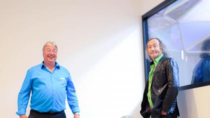 <p>Jan Kriekels (r.) und Helmut Melchior im Umweltlabor Cool Lab. An der Decke ein elegantes Heiz-Kühl-Paneel.</p>