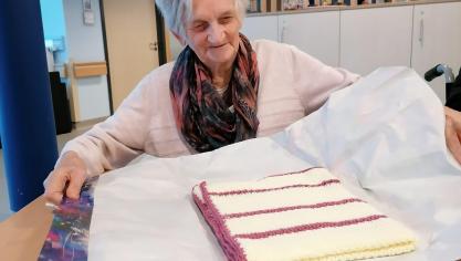 <p>120 Senioren in Bütgenbach freuen sich über bunte Kniedecken</p>
