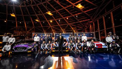 <p>Teams, Fahrer und Autos der WRC 2022, gemeinsam mit dem neuen FIA-Präsidenten Mohammed Ben Sulayem.</p>