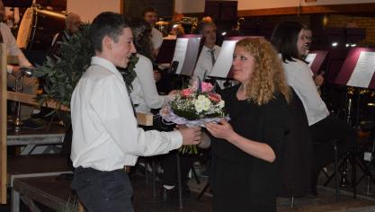 <p>Neuling Luis Genten überreichte Dirigentin Fanny Fauconnier einen Blumenstrauß.</p>